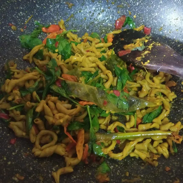 Terakhir, masukkan daun kemangi, aduk sebentar. Matikan api, siap disajikan