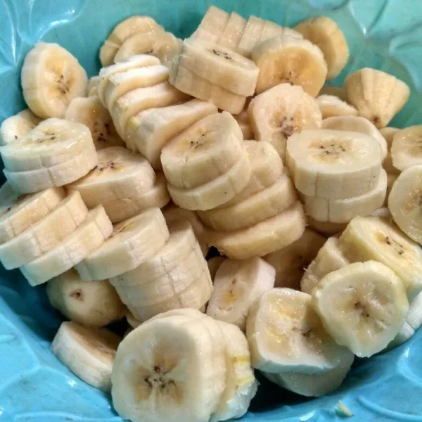 Kupas pisang dan potong-potong.