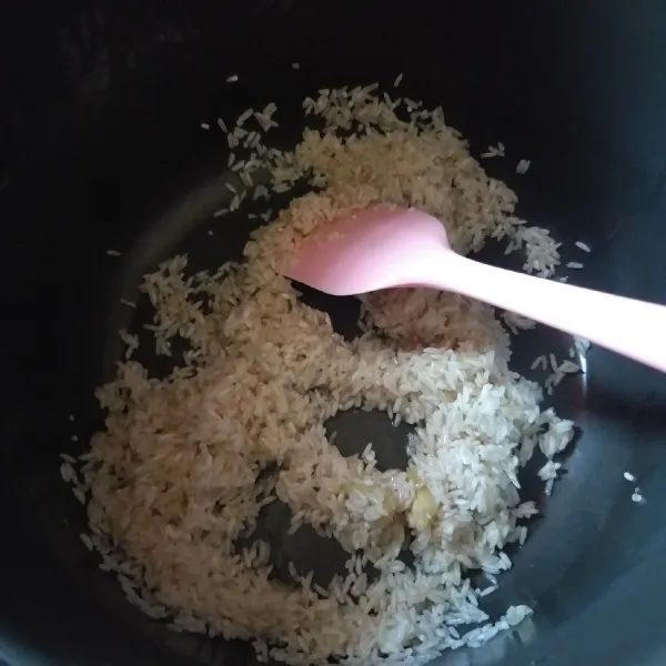 masukan beras yang sudah dicuci bersih, tumis sebentar.