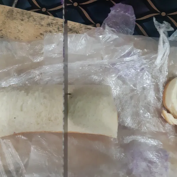 potong roti menjadi 3 bagian. masukan kedalam wadah bekal anak.