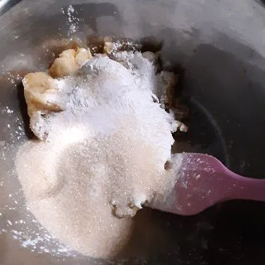 Campurkan gula, mentega, tepung, dan vanili ke dalam lumatan pisang. Aduk