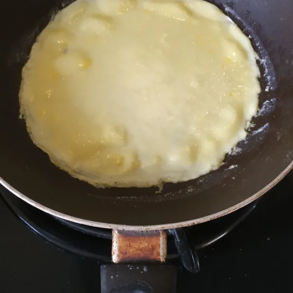 Masak 2 sendok sayur adonan kulit dengan teflon.