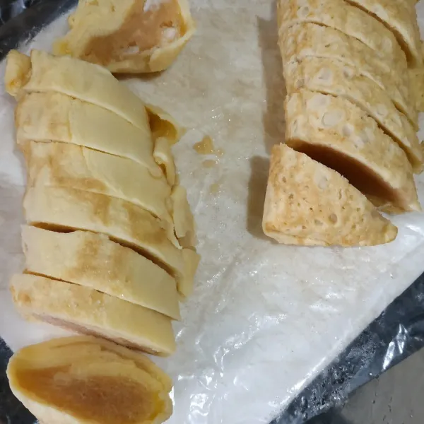 Keluarkan dari freezer, diamkan 5 menit. Potong serong eggroll.