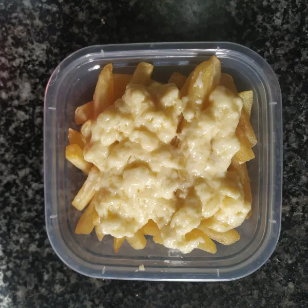 Beri saos keju di atasnya dan oregano.