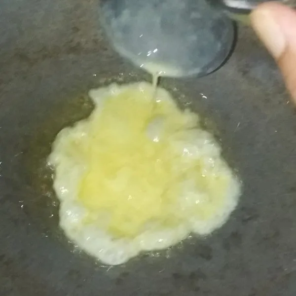 Panaskan minyak untuk mendadar telur. Masak 1 centong sayur ukuran kecil. Masak hingga telur matang.