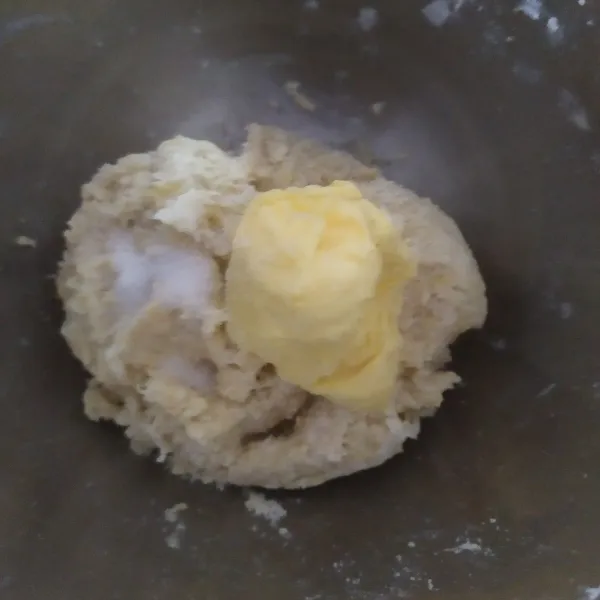 Masukkan butter dan garam, mixer kembali sampai kalis elastis, kurang lebih selama 20 menit