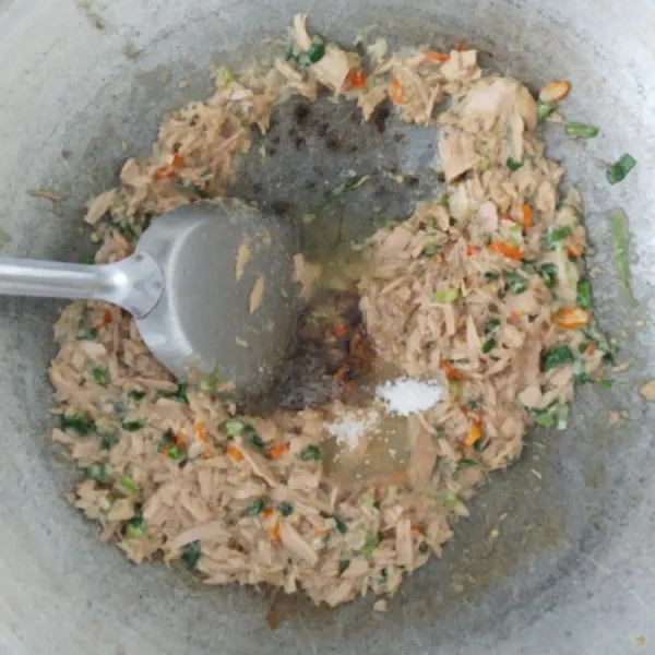 Setelah itu masukkan tuna kaleng dan campurkan semua bumbu seperti garam, gula, merica, kecap asin, dan saus tiram