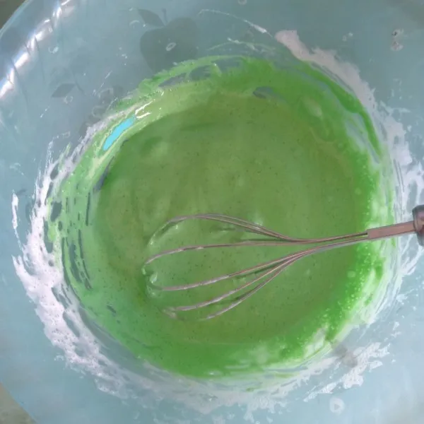 Masukkan pasta pandan. Kocok lagi hingga tercampur rata & lembut.