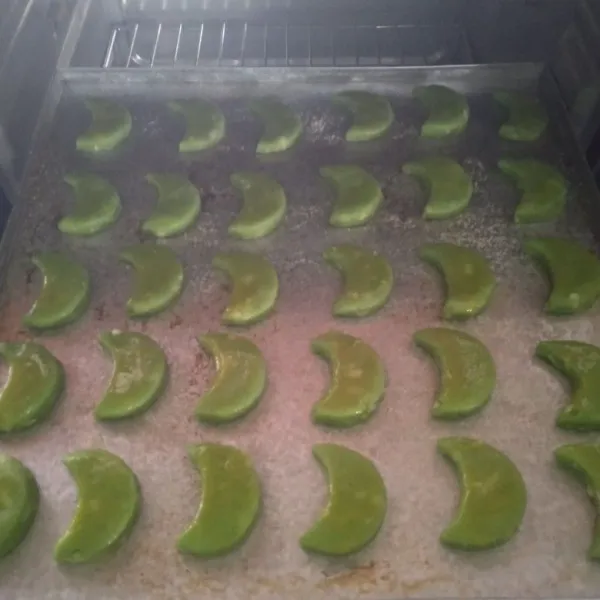 Tata di atas loyang yang dioles minyak & diberi terigu tipis. Olesi permukaan dengan kuning telur. Dan panggang dalam oven pre-heat selama 10-15 menit, suhu 160°C, menggunakan api atas bawah (sesuaikan oven masing-masing!). Tunggu hingga matang. Dinginkan di cooling rack.