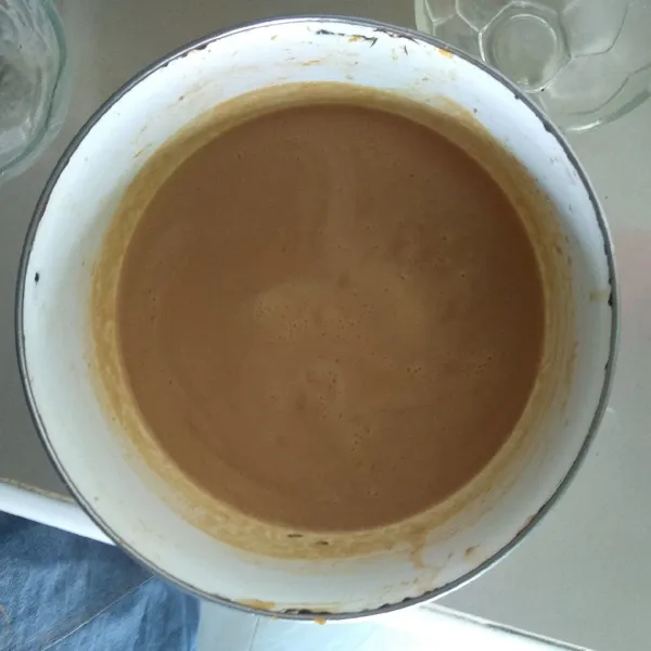 Masukkan heavy cream/evaporated milk/fresh milk, dan telur utuh. Mixer hingga mengembang dan creamy