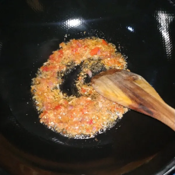 Tuang secukupnya minyak goreng lalu tumis bumbu hingga harum.