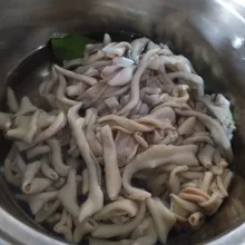 Didihkan air sebanyak 600 ml. Tambahkan 1 batang serai dan 2 lembar daun salam. Masukkan usus, rebus sampai usus matang, kemudian buang airnya. Lalu cuci kembali, tiriskan