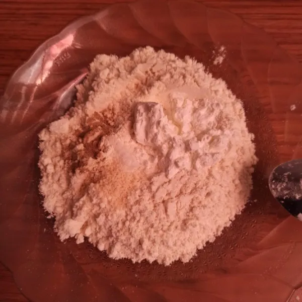 Campur tepung terigu, maizena, garam, merica, dan kaldu bubuk.