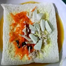 Letakkan roti yang telah di isi dengan isian, tutup dengan roti lagi.