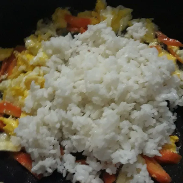 Masukan nasi putih.Bubuhkan garam secukupnya.