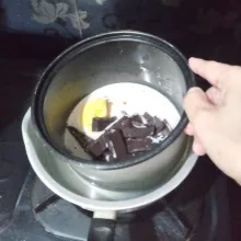 Didihkan air sampai benar-benar mendidih dipanci yang lebih besar kemudian matikan, lalu taruh panci berisi dark coocing chocolate tadi diatasnya.