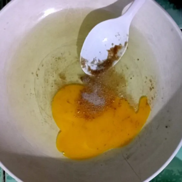 Kocok telur dicampur dengan merica bubuk dan bubuk penyedap. Sisihkan.