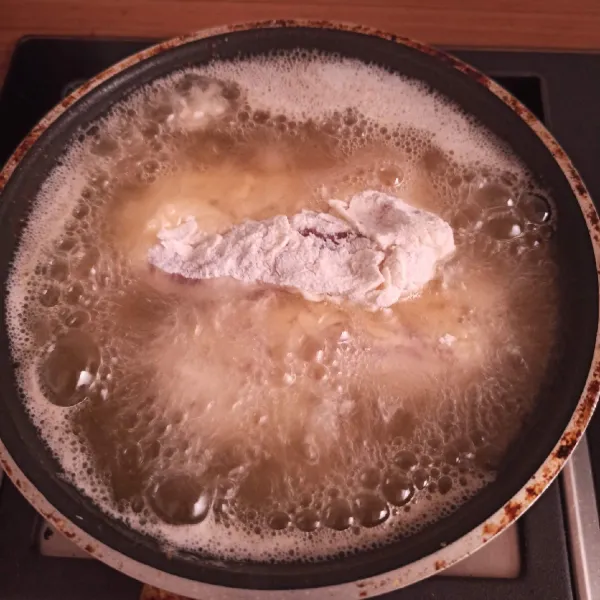 Panaskan minyak goreng. Goreng ikan dalam minyak panas dengan api kecil hingga keemasan. Angkat dan tiriskan. Sajikan dengan saos kesukaan.