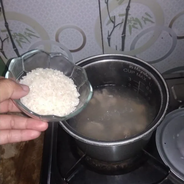 Masukan beras putih aduk pelan masak sampai beras mengembang.