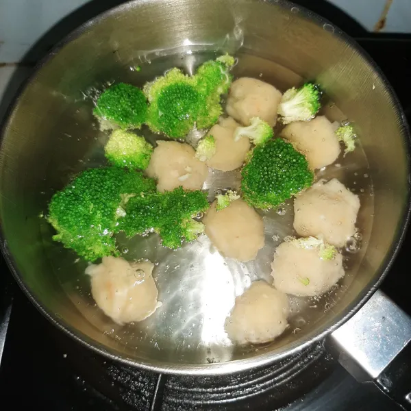 Rebus bakso ikan wortel dan brokoli. resep bakso ikan wortel bisa dilihat di halaman saya. bisa juga diganti bakso biasa tapi kalau begitu tambahkan wortel parut ya :)