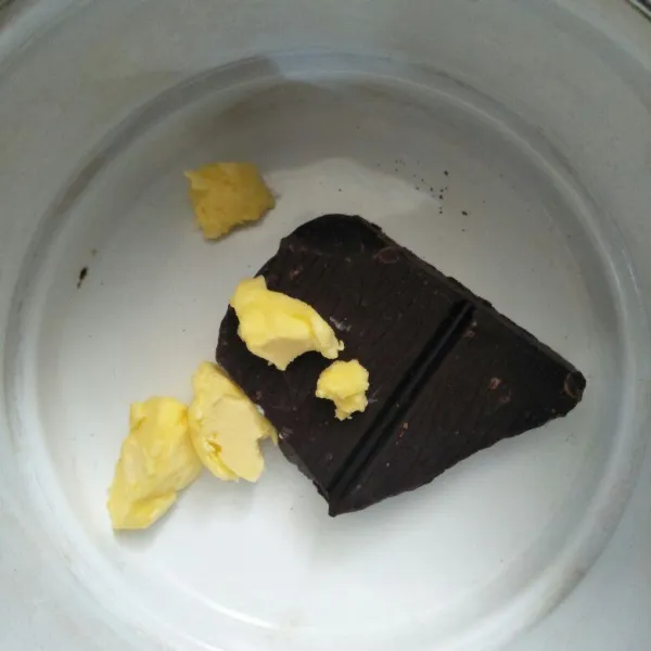 Masukkan dark cooking chocolate dan butter ke dalam bowl satinless, tim sampai meleleh.