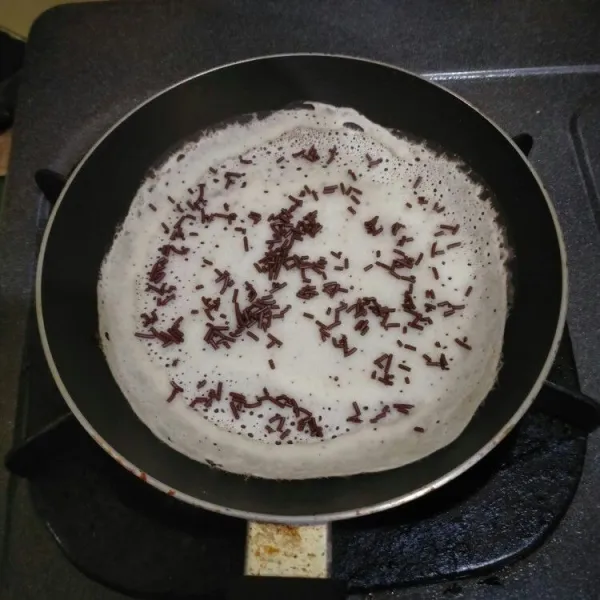 Masukkan meses, kemudian lipat adonan hingga matang. Lalu angkat, ulangi hingga adonan habis