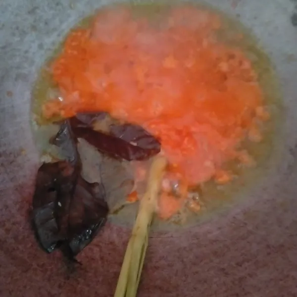 Tumis bumbu halus bersama seai, laos, daun salam, dan daun jeruk sampai harum.