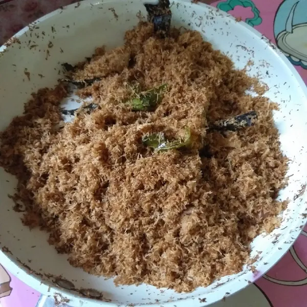 Setelah kelapa berubah menjadi coklat tua, matikan api. Kelapa siap disajikan dengan aneka makanan atau bisa disimpan diwadah bersih tertutup untuk stok, awet hingga 1 minggu.