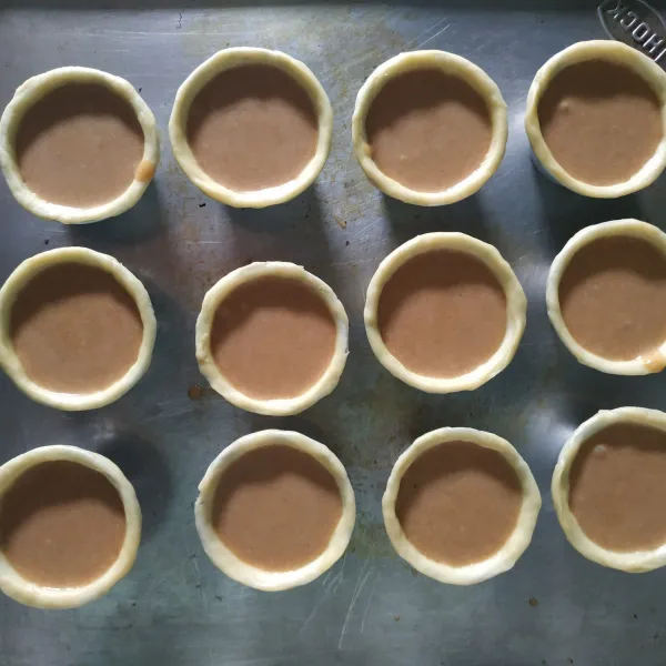 Tuang pie filling ke dalam kulit pie, lalu panggang suhu 170°C selama 30 menit/sampai kulit pie kecoklatan/sampai matang