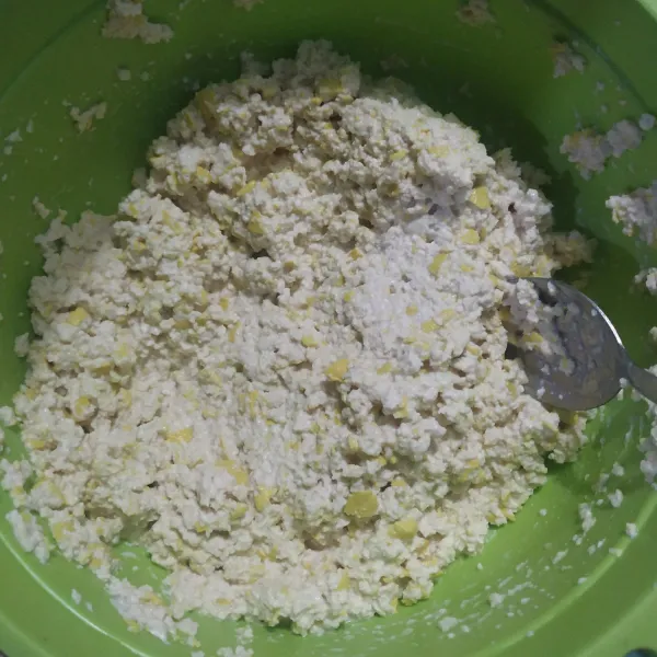 Haluskan tahu.