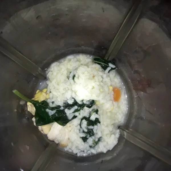 Buang kencur dan bawang putih. lalu blender semua bahan sampai halus.