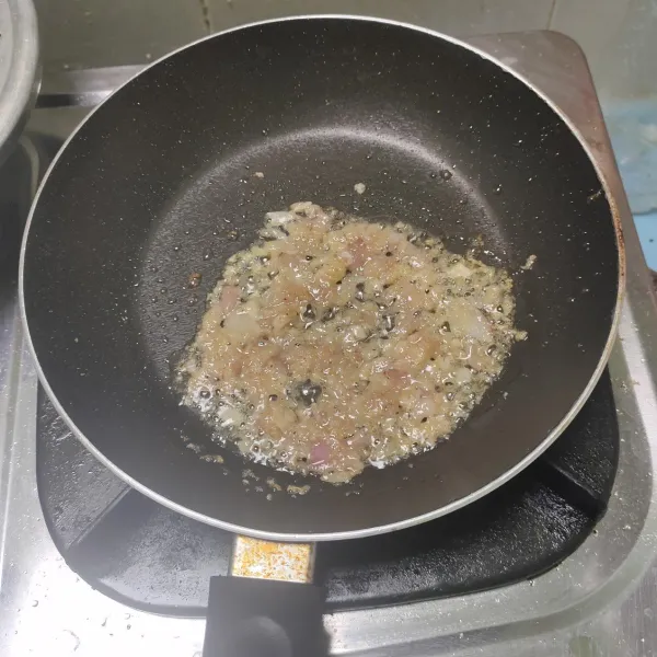 Tumis bumbu ulek hingga harum.