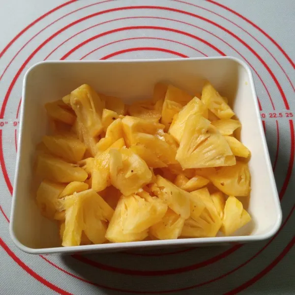 Potong Nanas lebih kecil.