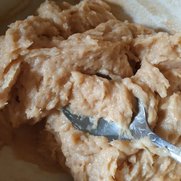 Haluskan semua bahan isian dengan food processor.