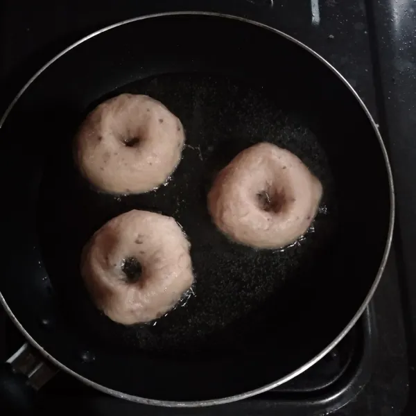 Panaskan minyak goreng, bolongi tengah adonan lalu goreng.