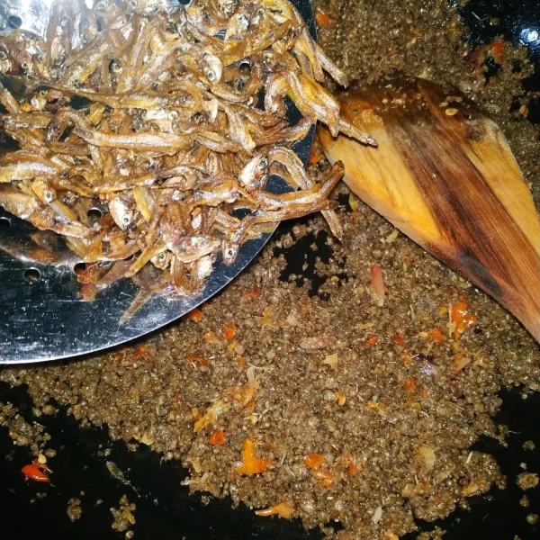 Masukan teri yang sudah digoreng sebelumnya. Aduk hingga tercampur rata lalu sajikan dengan taburan bawang merah goreng.