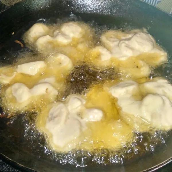 Ambil adonan dengan sendok makan dan goreng hingga agak kecoklatan dan matang.