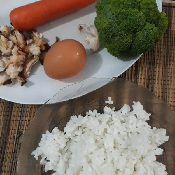 Siapkan bahan Nasi Goreng Brokoli.