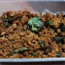 Bumbu oncom : Panaskan minyak. Tumis bumbu halus. Sampai harum dan matang. Lalu masukan gula pasir, kaldu bubuk dan garam. Aduk hingga tercampur rata. Masukkan sedikit air, aduk rata. Lalu masukkan oncon yang sudah dihaluskan. Aduk hingga rata. Tutup wajannya agar bumbu menyerap ke dalam oncom. Setelah airnya surut koreksi rasa lalu matikan api kompor. Masukkan daun kemangi, aduk hingga tercampur rata.