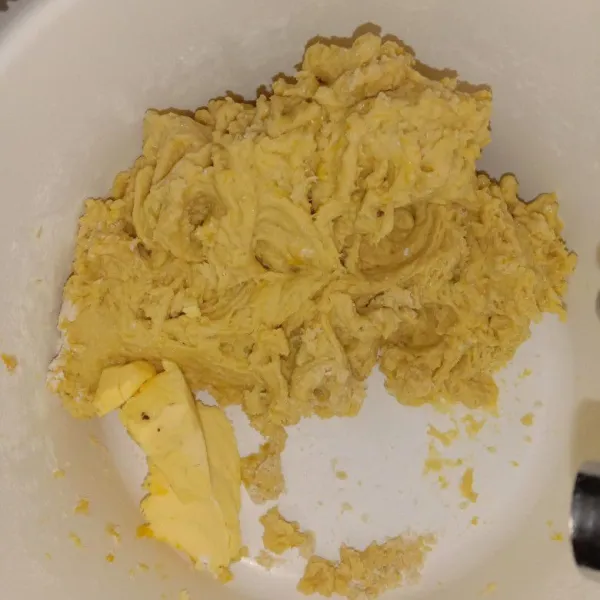 Tambahkan 2 sdm margarine, uleni lagi adonan hingga kalis elastis (dalam tahap ini jika adonan terlalu lembek bisa tambahkan terigu sedikit demi sedikit, atau jika kurang kalis dapat tambahkan air sedikit demi sedikit menggunakan sendok).