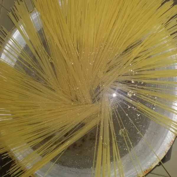 Rebus spaghetti dengan air, masukkan sedikit minyak goreng agar spaghetti tidak lengket. Masak sampai 10 menit