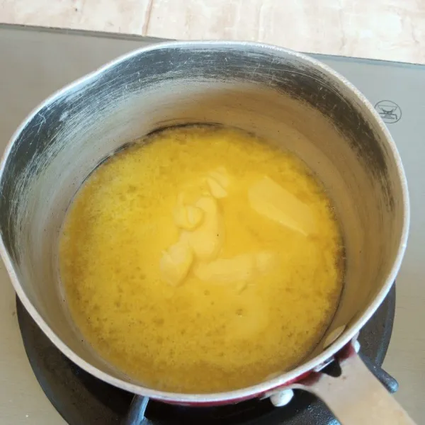 Lelehkan margarin terlebih dahulu, lalu sisihkan dan tunggu dingin