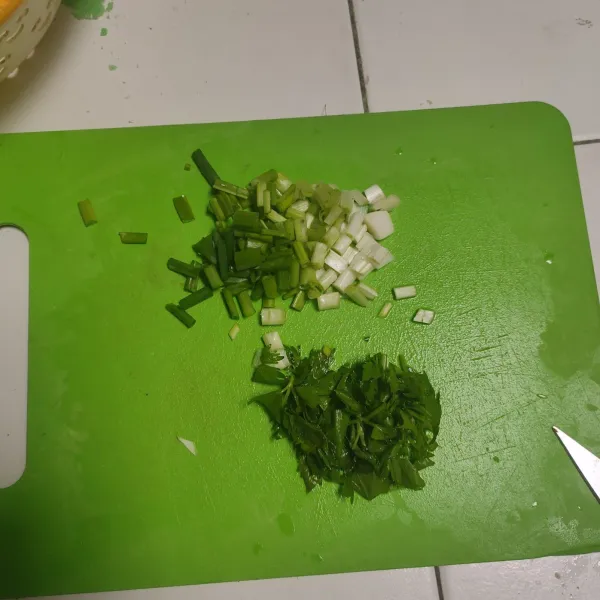 Potong bawang prei dan daun seledri.