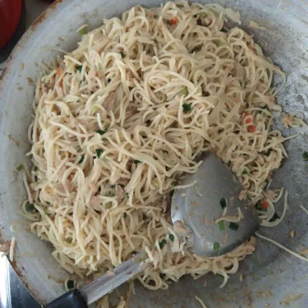 Tambahkan spaghetti yang sudah direbus, aduk sampai rata. Kemudian koreksi rasanya