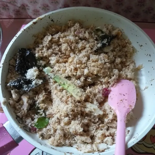 Tambahkan gula, garam, dan kaldu bubuk, masak terus hingga kelapa mengering.