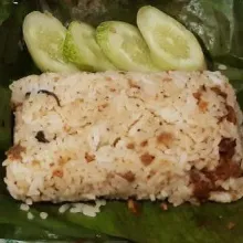 Penyajian : Buka bungkus nasi bakarnya. Nasi bakar siap dihidangkan.