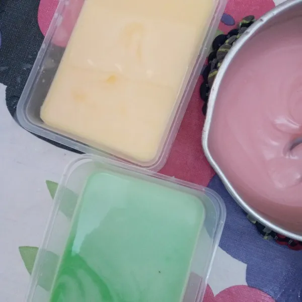 Bagi adonan menjadi 3 bagian, beri masing masing pewarna pink, hijau dan kuning.