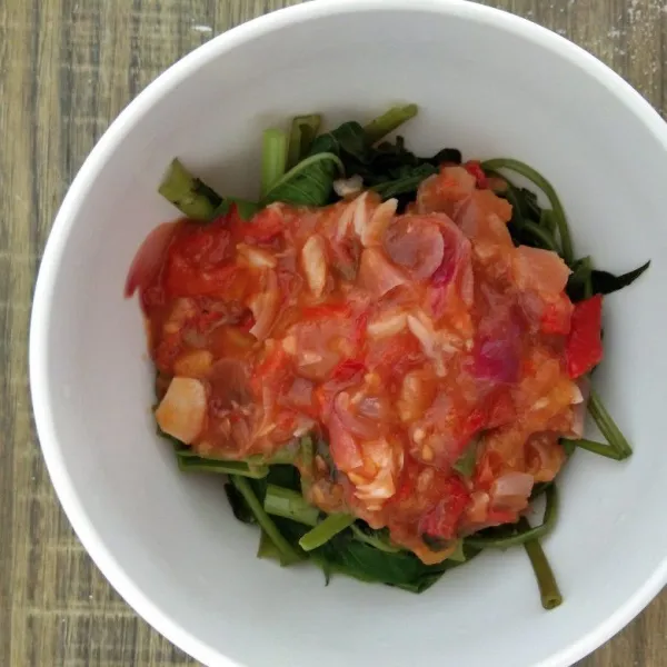Plecing kangkung siap untuk dikonsumsi