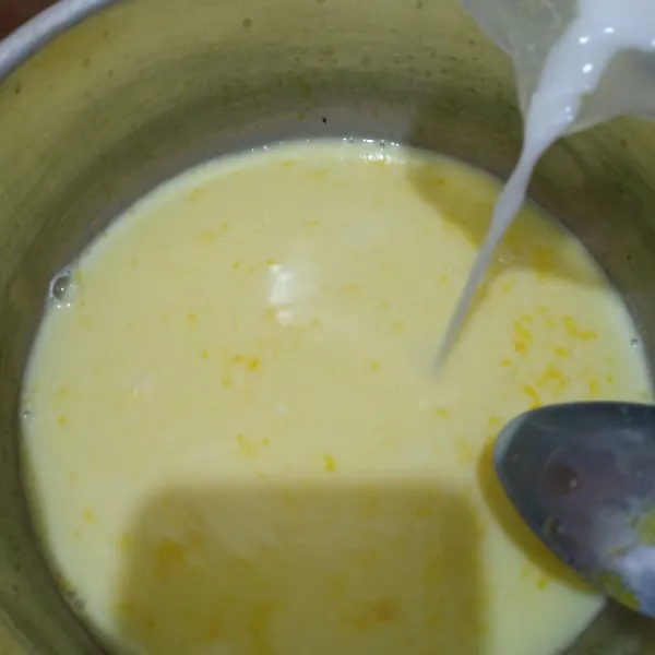 Larutkan maizena dengan air lalu masukkan dalam susu,aduk hingga rata dan mengental, angkat lalu dinginkan. sajikan puding bersama vla.