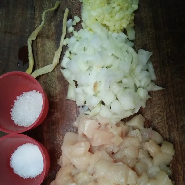 Siapkan bahan. Cincang fillet ayam, bombay dan bawang putih.